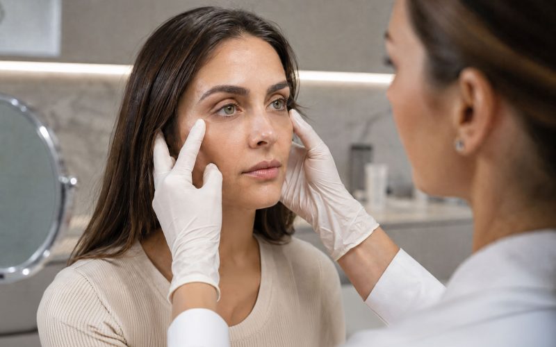 O preenchimento de olheiras pode valer a pena quando há sulcos profundos ou perda de volume abaixo dos olhos. O ácido hialurônico ajuda a suavizar sombras e o aspecto de cansaço, mas não é indicado para todos os tipos de olheira. A avaliação profissional é essencial para identificar a causa e definir o tratamento mais adequado